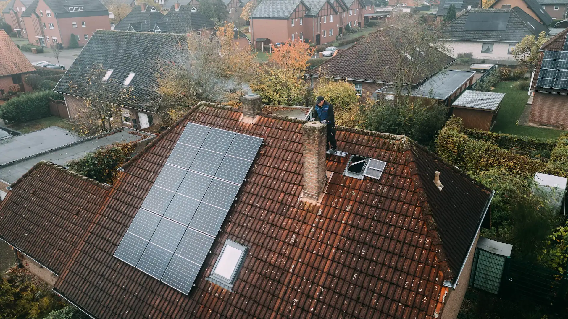 Ein Freer Mitarbeiter auf dem Dach installiert eine Anlage